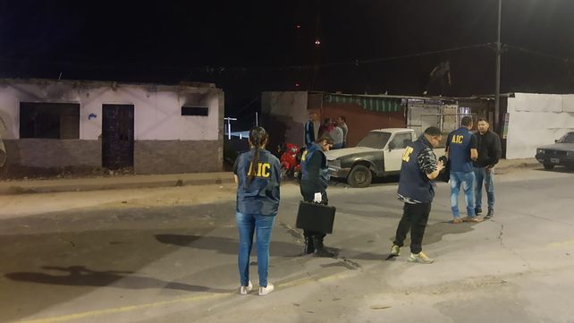 Personal de la Agencia de Investigación Criminal trabaja en la zona de Molino Blanco donde fue ultimado un adolescente de 14 años.