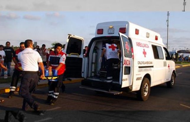 Los heridos son trasladados en ambulancia tras el fuerte choque.