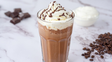 El frappuccino combina café, leche, hielo, endulzante y toppings