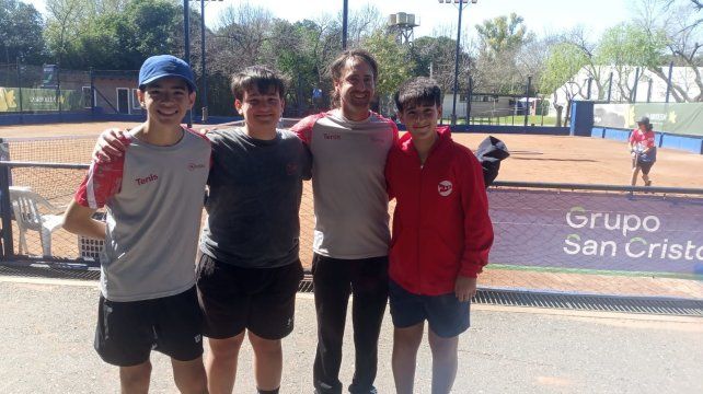El equipo de tenis de Provincial que participa de la competencia.
