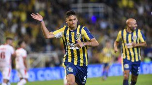 Alejo Veliz celebra el gol de la apertura ante Instituto.