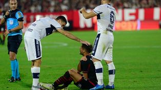 Ramiro Sordo se lesionó el hombro a los 43 minutos y fue reemplazado por Pérez Tica.&nbsp;