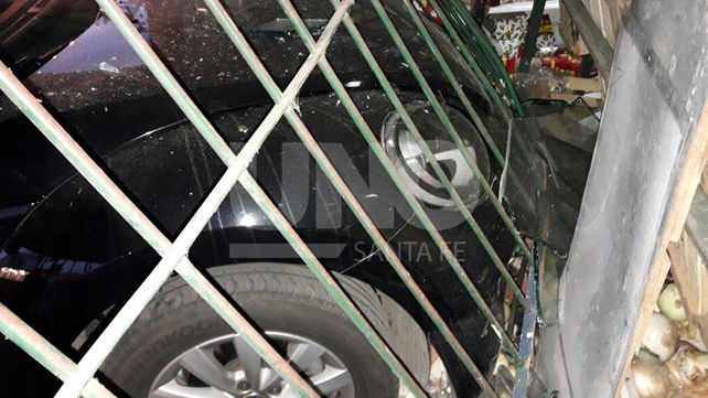 Desgracia con mucha fortuna: se durmió y terminó con el auto adentro de una verdulería