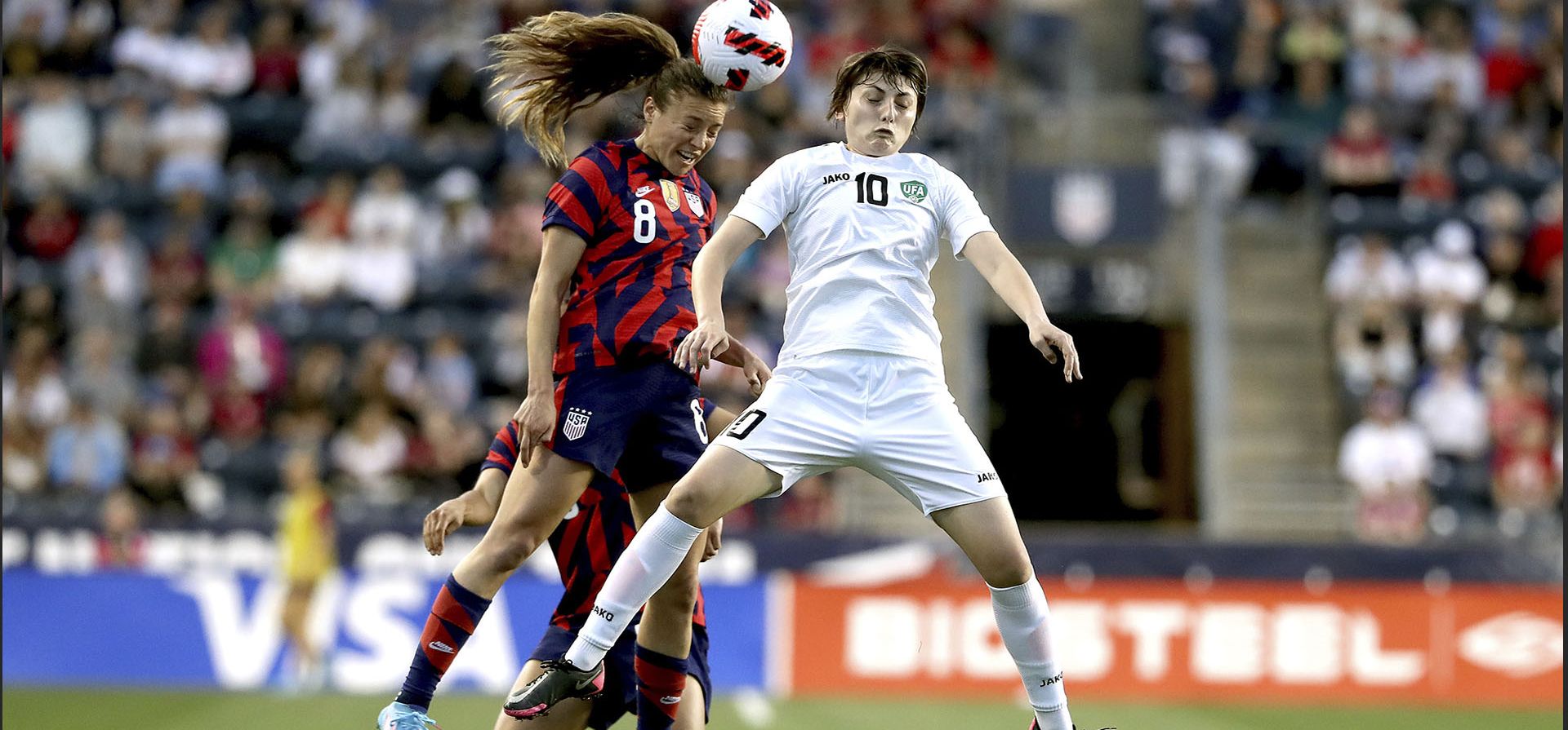 Sofia Huerta, izquierda, de los Estados Unidos, e Ilvina Ablyakimova, de Uzbekistán, disputan el balón en el aire durante el partido de fútbol femenino entre EE. UU. y Uzbekistán en Chester, Pensilvania.