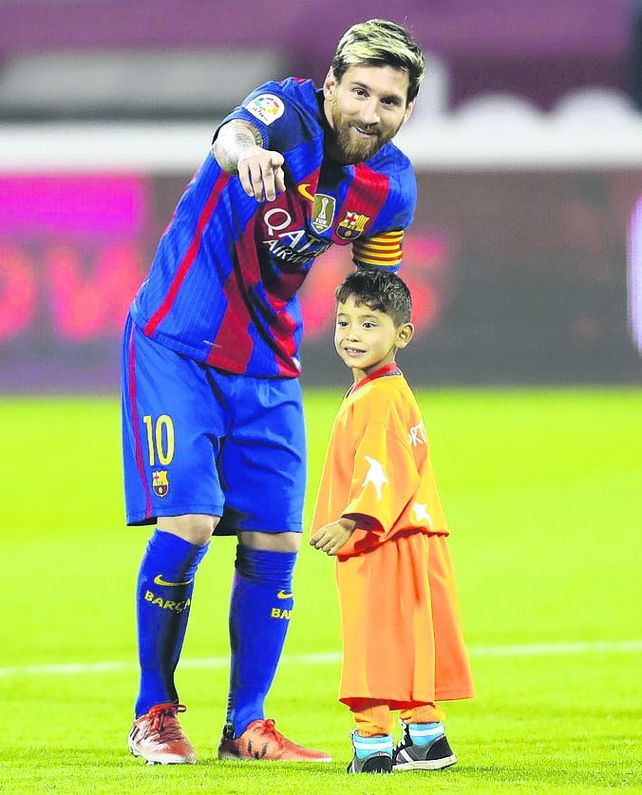El pequeño Messi afgano ya juega con su camiseta (de tela)