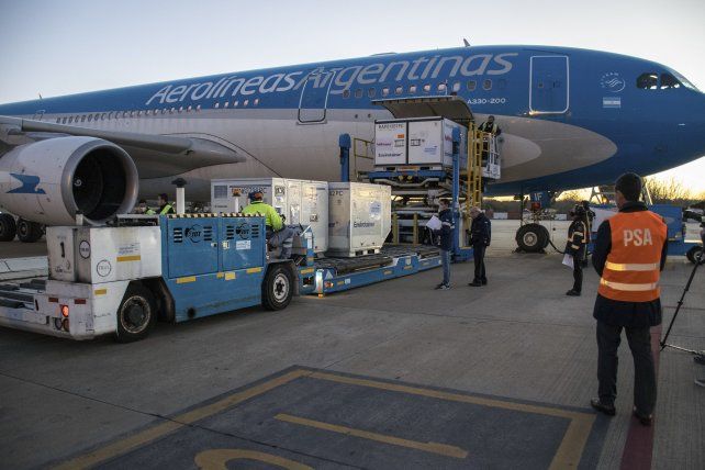 El vuelo que traslada las vacunas desde China arribará esta tarde y es el último de los diez previstos para julio. 