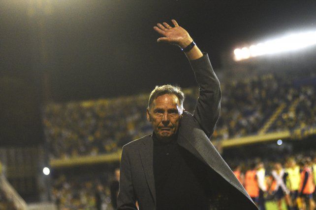Miguel Angel Russo saluda a los hinchas.