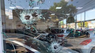 Una agencia de autos baleada en octubre pasado en Avellaneda e Ituzaingó.&nbsp; Su dueño se habría negado a pagar por protección.