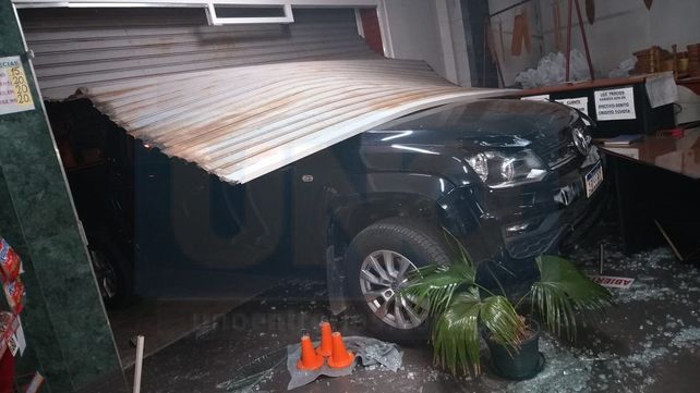 Chocó con la camioneta el negocio de su expareja y se encerró en el baño