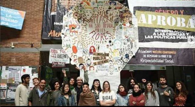 Estudiantes de la Fadu decidieron expandir la toma hacia afuera