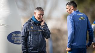 Holan y Di María dialogan en una de las pocas prácticas que tienen juntos. Fideo aparecerá ya en la primera fecha.