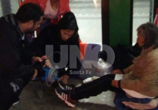 Sin parar. La lluvia no les puso freno al trabajo del voluntario y la asistencia llegó igual a las calles.
