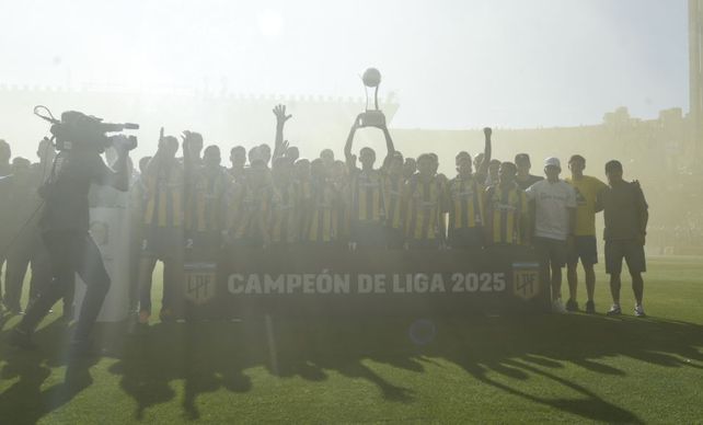 Central festeja el título de la Liga 2025 que le otorgó la Liga Profesional por ser el equipo que más puntos sumó en el año.