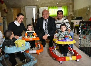 Lifschitz se sumó al timbreo y sorprendió a una pareja que tuvo trillizos