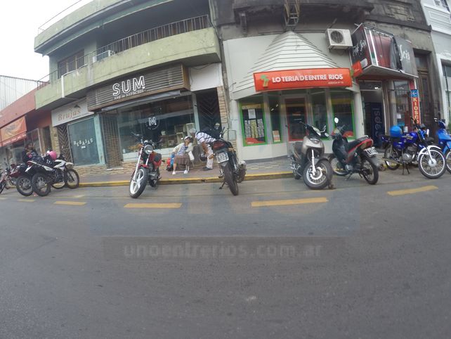 Rita charlando con uno de los motociclistas. Foto&nbsp;UNO&nbsp;Juan Manuel Kunzi.&nbsp;