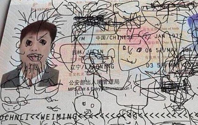 El pasaporte del hombre de 42 años parecía un cuadro surrealista entre tantos garabatos.
