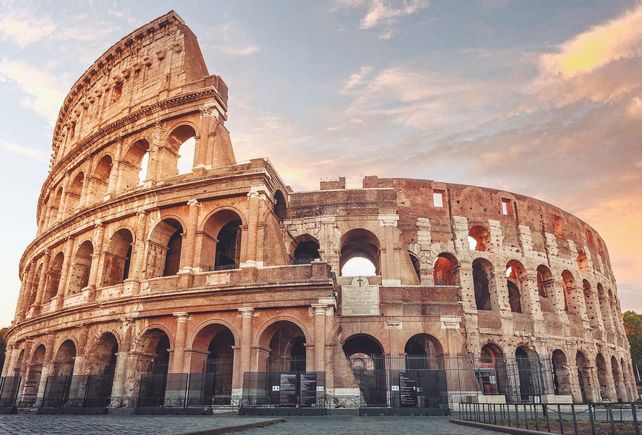 El Coliseo romano es famoso por ser el más grande construido durante el Imperio Romano.