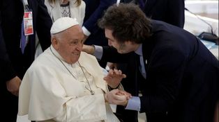 Javier Milei llegó al G7 en Italia: risas con Giorgia Meloni y un fuerte abrazo con el Papa Francisco