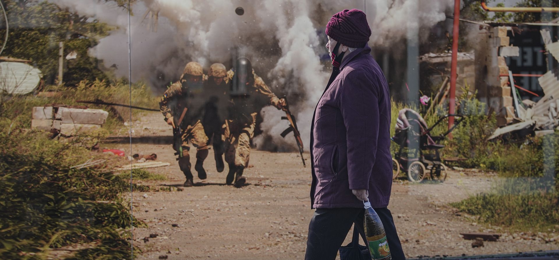 Una mujer camina frente a un monumento fotográfico a los muertos en el enfrentamiento entre el ejército de Ucrania y las fuerzas separatistas prorrusas en Sievierodonetsk, región de Lugansk, este de Ucrania, el miércoles 23 de febrero de 2022. El jefe del Consejo de Seguridad y Defensa Nacional de Ucrania llamó para un estado de emergencia a nivel nacional, sujeto a la aprobación parlamentaria.