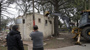La pala mecánica avanza sobre la ex Vecinal Saladillo Sud. El inmueble, que quedó deshabitado tras la pandemia, fue ocupado por delincuentes.