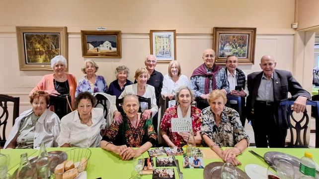 La promoción 1955 del Superior de Comercio celebró su 70º aniversario con un almuerzo en el restaurante del Colegio de Escribanos.&nbsp;