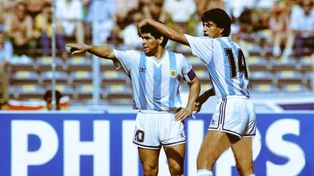 Juntos. Diego Maradona y Ricardo Giusti, una postal para el recuerdo imborrable.