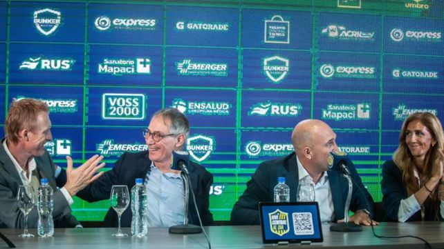 Cuando todo fluía con Ariel Holan. Ahora la dirigencia de Rosario Central debe buscarle reemplazante.