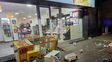 detuvieron a tres personas que destrozaron un drugstore en bulevar galvez y san luis