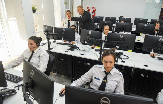 Se incorporaron 610 empleados en toda la provincia para atender llamados del 911 y monitorear cámaras de seguridad.