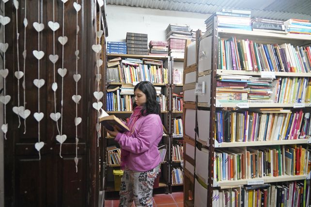El Negro Fontanarrosa donó libros a la institución que lleva su nombre.