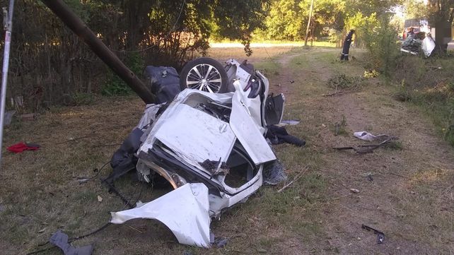 El Peugeot 208 chocó contra un árbol y se partió en dos. Fue a la altura de la denominada curva de Marciali.
