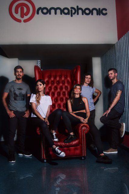 Mica y su banda con Lula Bertoldi (a la derecha).  
