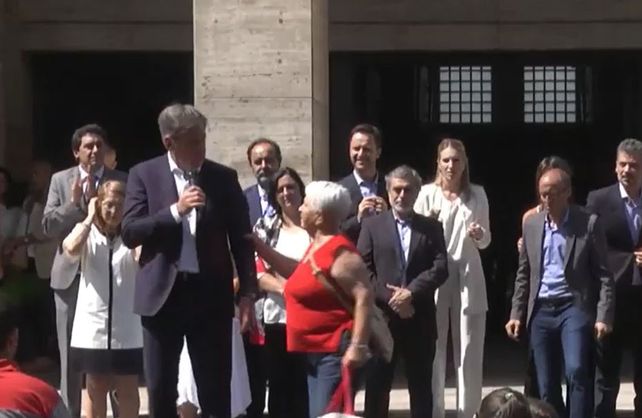 El momento en que la mujer lo agarra del brazo a Emilio Jatón.&nbsp;
