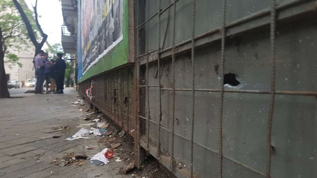 Una de las balas dio contra el fenólico de una obra en construcción lindera al MPA.