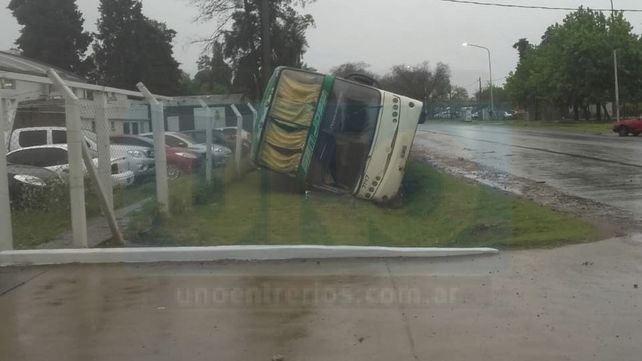 En plena lluvia, volcó un colectivo en el Parque Industrial de Paraná