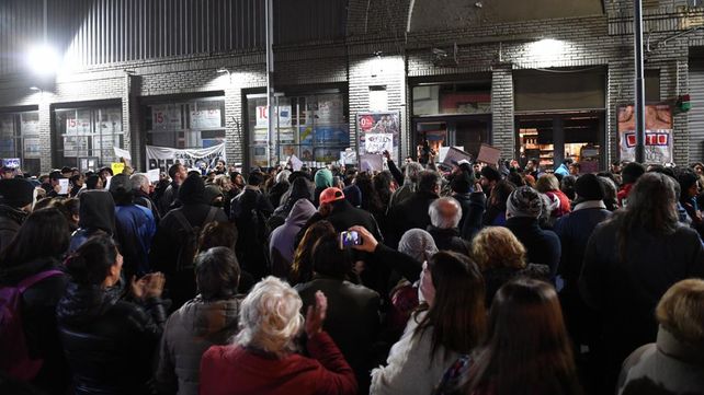 Alrededor 200 personas se manifestaron frente al supermercado de San Telmo.&nbsp;