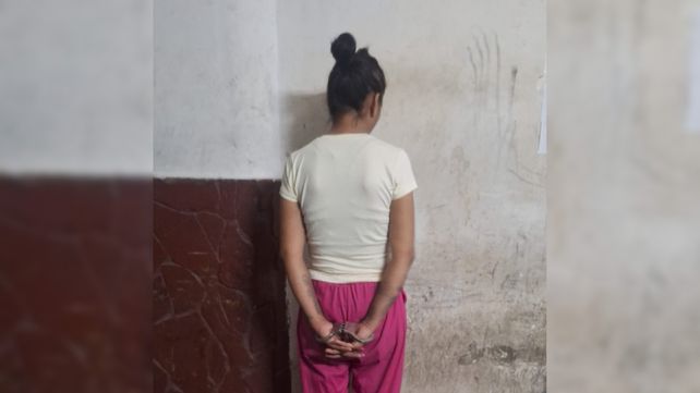 La mujer quedó bajo arresto luego del traslado de los niños.