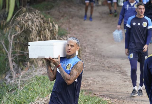 Central en Chile: los jugadores dan una mano también fuera de la cancha