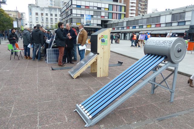 demandados. Los termotanques solares se exhibieron ayer en la plaza Montenegro. Instalar uno de estos artefactos cuesta unos 10 mil pesos.