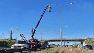 Se reemplazan luminarias y se hace el desmalezado en las banquinas para evitar incendios.