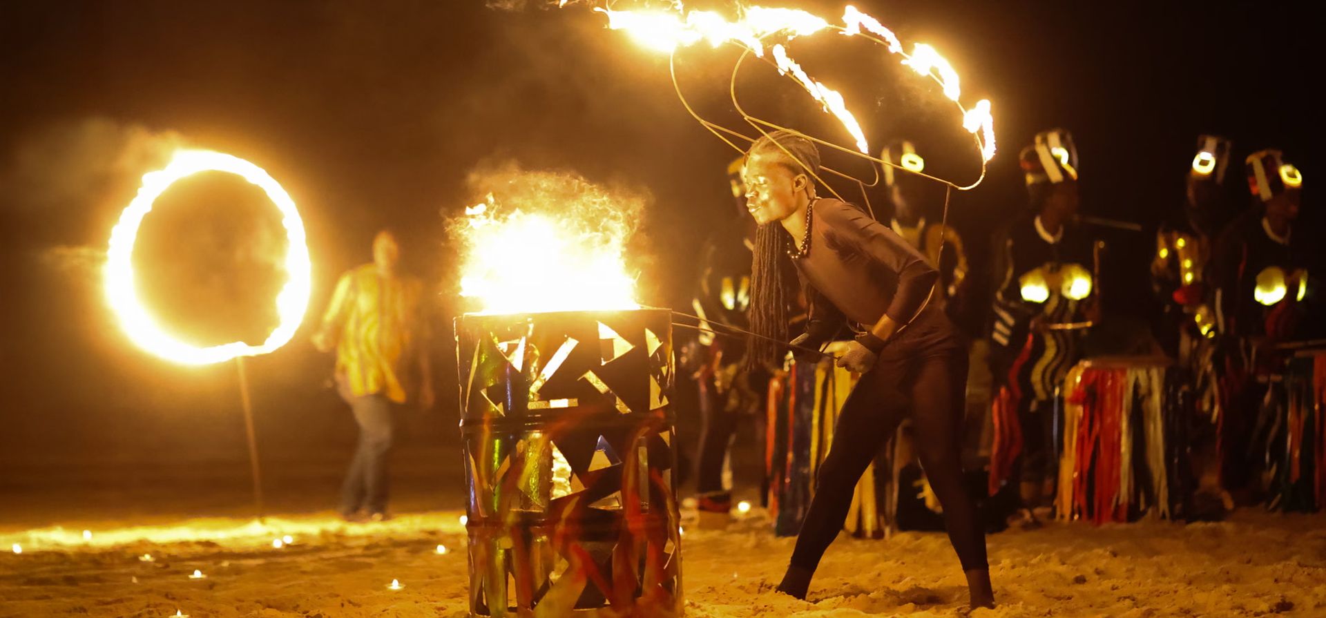 El grupo tradicional de música y danza Ngueweul Rythme ofrece un espectáculo de fuego acompañado por los instrumentos de percusión únicos del país, Dakar, Senegal. Fotografía: Anadolu/Getty Images El grupo tradicional de música y danza Ngueweul Rythme ofrece un espectáculo de fuego acompañado por los instrumentos de percusión únicos del país, Dakar, Senegal. Fotografía: Anadolu/Getty Images