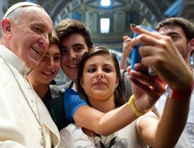 Causa furor la autofoto del Papa con adolescentes