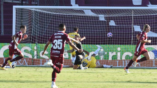 Servio reclama falta, Mallo se tira para evitar el gol y Lucas Rodríguez es otro que sufre. Central no dio la talla en Lanús.
