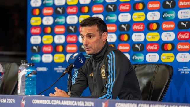 Lionel Scaloni dijo que por suerte el Dibu es argentino.