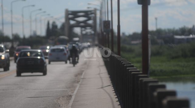 El puente carretero en horario pico se torna instransitable y el aumento del peaje en la autopista suma dificultades a los vecinos de Santa Fe y Santo Tomé