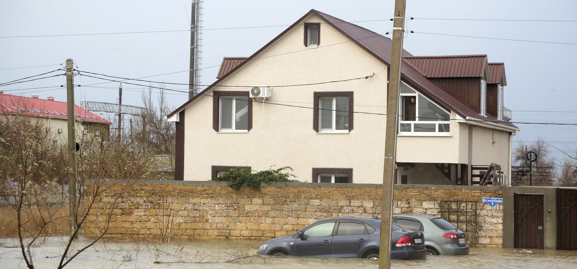 Un área cerca de la carretera Evpatoria-Saki está cubierta de agua después de una tormenta en Crimea, el lunes 27 de noviembre de 2023. Una tormenta en el Mar Negro derribó las redes eléctricas y dejó a casi medio millón de personas sin electricidad después de inundar las carreteras. (Foto AP) Un área cerca de la carretera Evpatoria-Saki está cubierta de agua después de una tormenta en Crimea, el lunes 27 de noviembre de 2023. Una tormenta en el Mar Negro derribó las redes eléctricas y dejó a casi medio millón de personas sin electricidad después de inundar las carreteras. (Foto AP)
