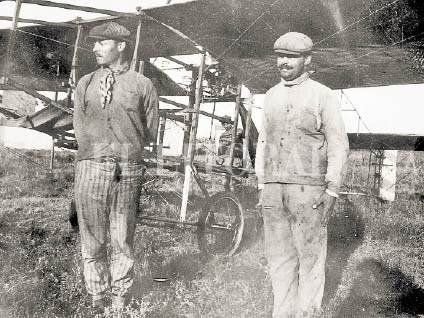 Los hermanos Augusto y Pablo Luis Delaygue lograron el primer vuelo tripulado del país en los campos de San Jerónimo Sud. 