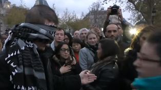 Un hombre musulmán con los ojos vendados regaló abrazos a desconocidos en pleno París