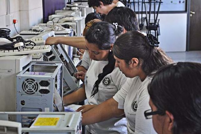 Santa Fe recuperó y donó más de 100 PC a distintas instituciones