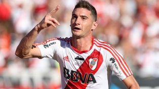 El delantero Lucas Alario estaría saliendo con la bomba del momento